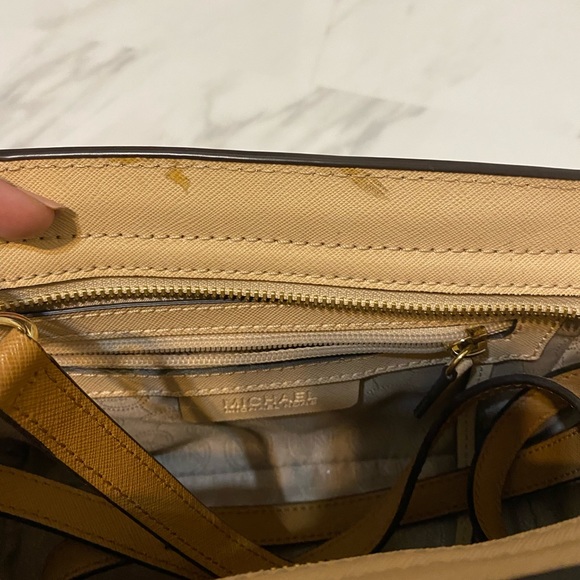 Micheal Kors Crossbody - Picture 4 of 7